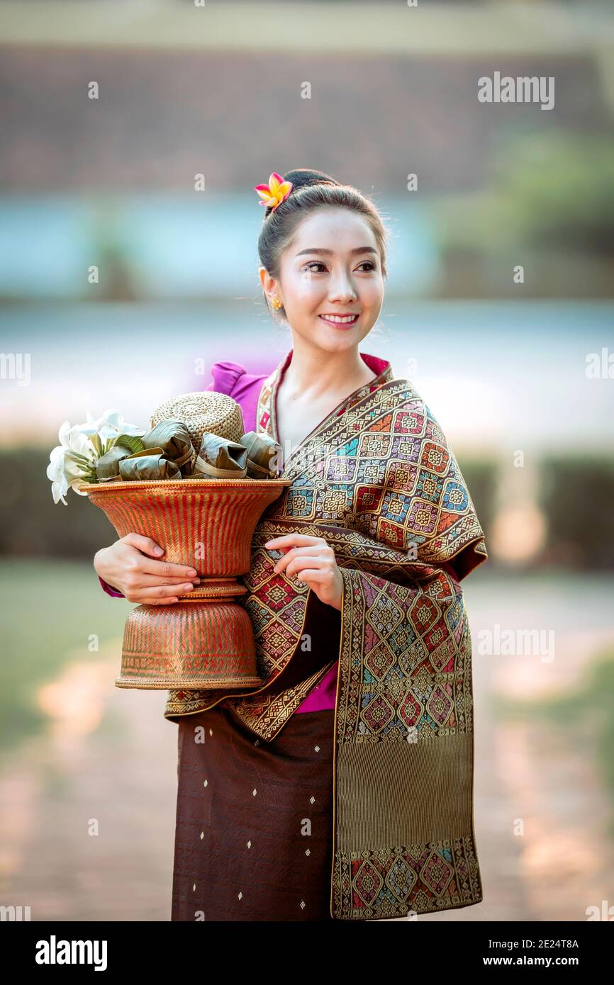 Ritratto di una bella donna che tiene un cesto con fiori freschi, Thailandia Foto Stock