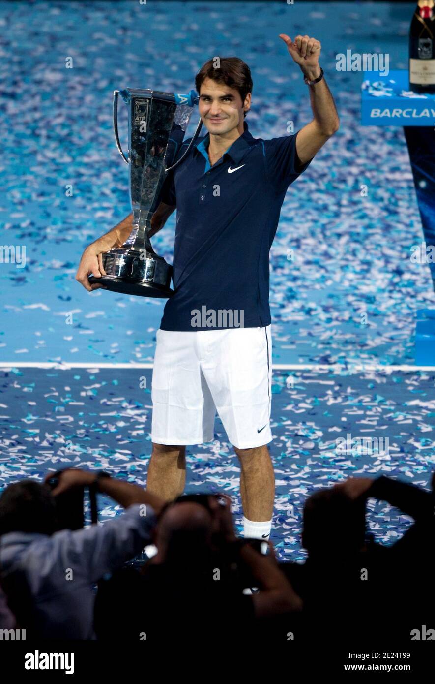 Roger Federer con il trofeo delle finali ATP Foto Stock