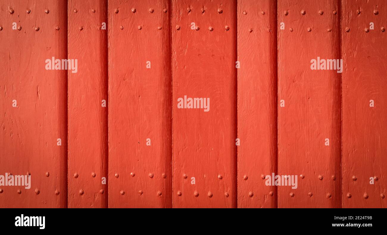 Porta esterna in legno verniciata di rosso. Foto Stock