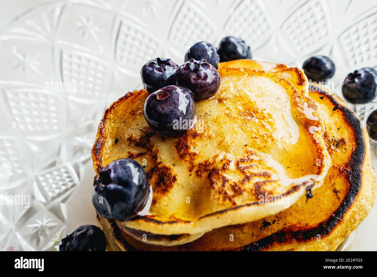 Pancake con mirtilli e sciroppo d'acero Foto Stock
