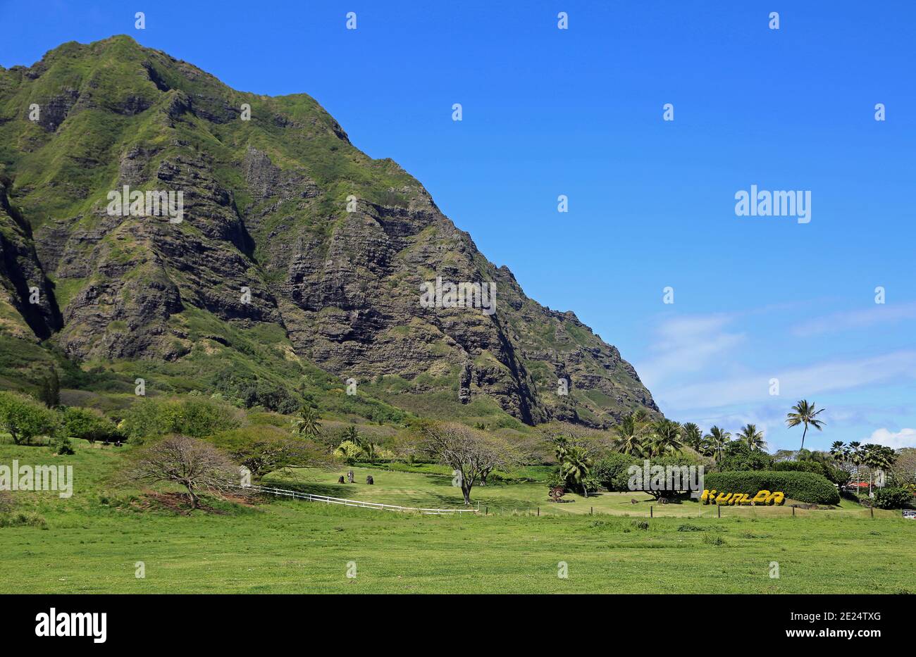 Scogliere di Kualoa Ranch - Oahu, Hawaii Foto Stock