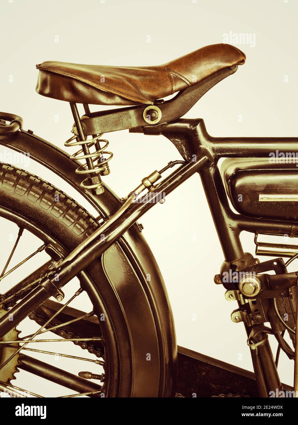 Immagine in stile retrò di una sella per moto su una vintage seppia sfondo Foto Stock