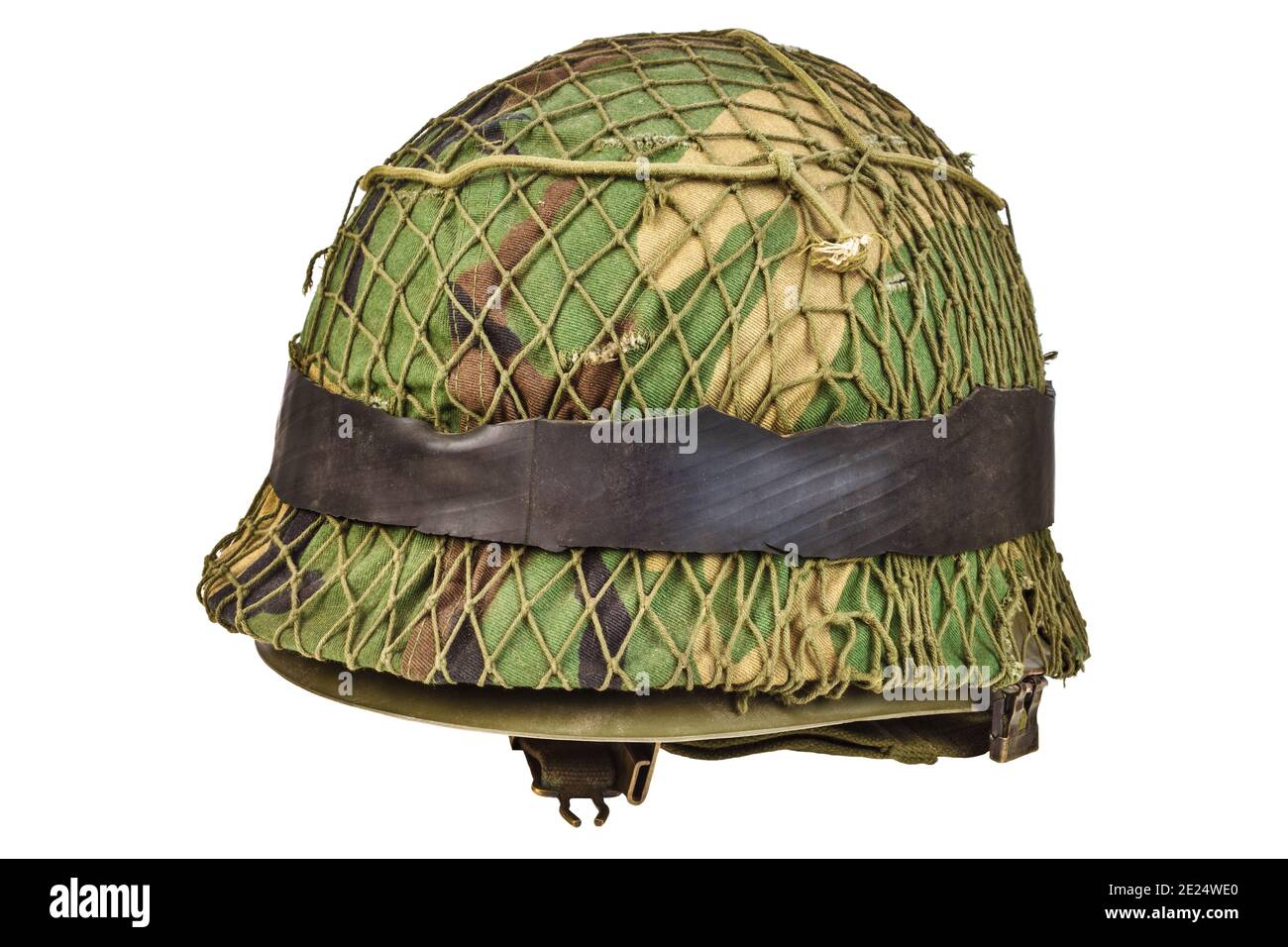 Casco da soldato vintage della seconda guerra mondiale con camuffamento isolato uno sfondo bianco Foto Stock