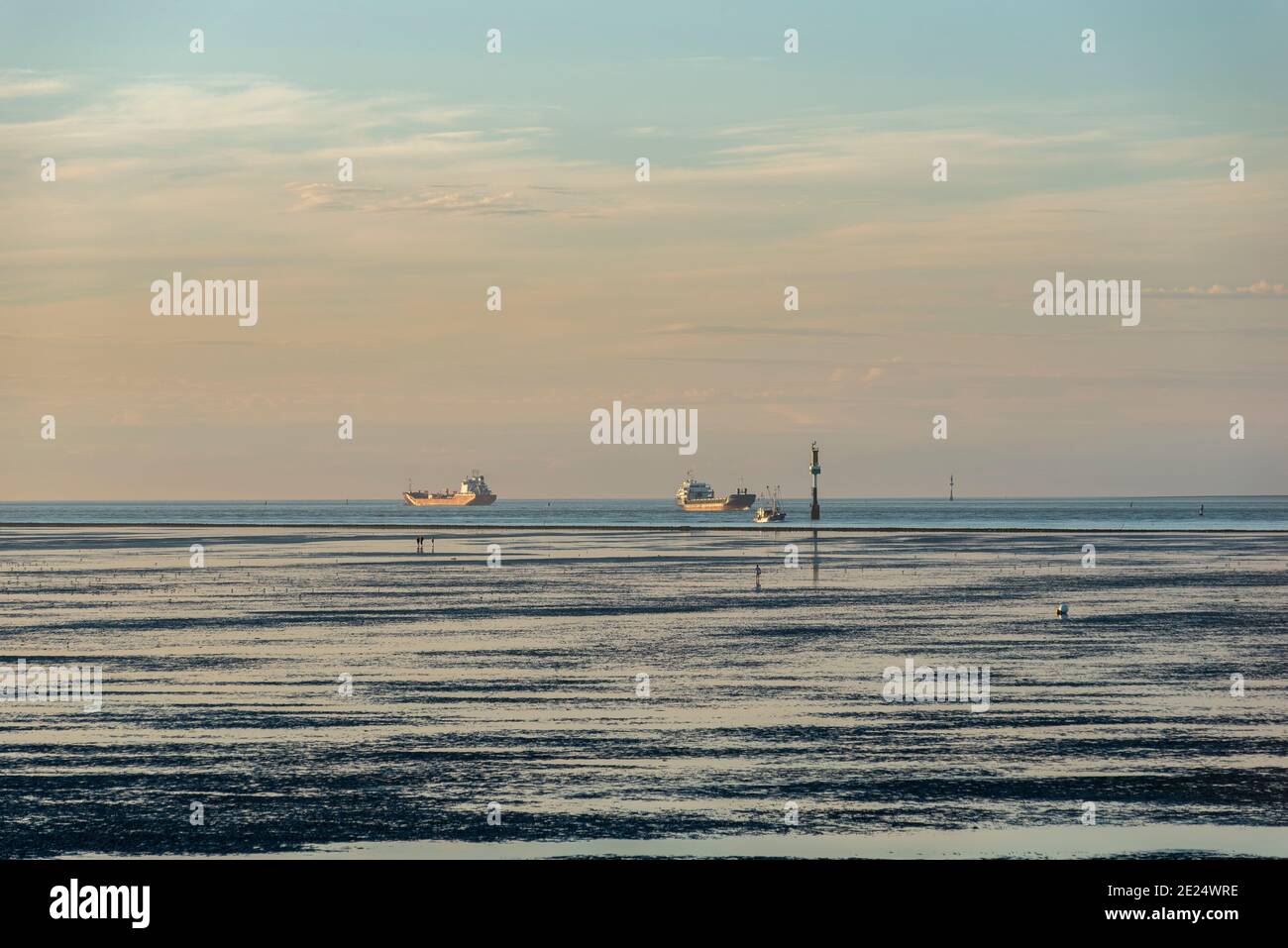 Vista sul mare di Wadden verso la rotta mondiale di navigazione Elbe, Cuxhaven, bassa Sassonia, Germania, Europa Foto Stock