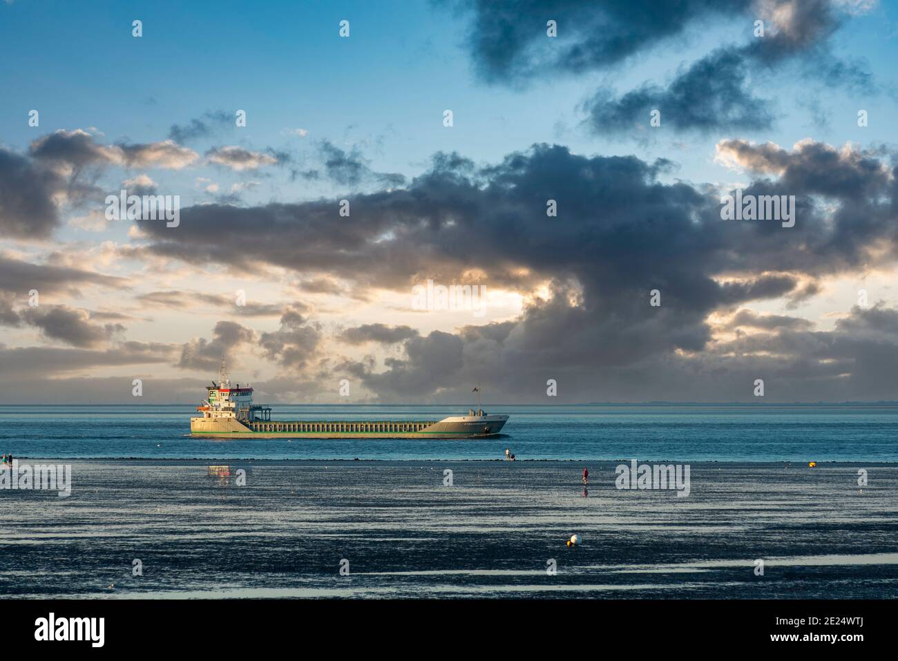 Vista sul mare di Wadden verso la rotta mondiale di navigazione Elbe, Cuxhaven, bassa Sassonia, Germania, Europa Foto Stock