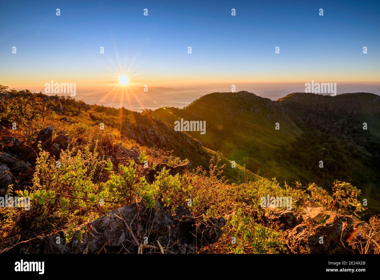 Il paesaggio di Doi Luang Chiang Dao all'alba a Chiang mai, Thailandia. Foto Stock