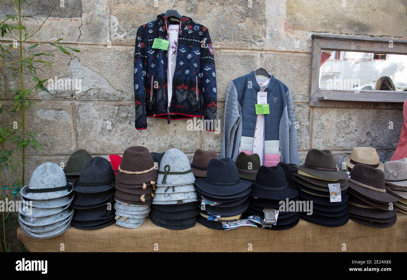 GLORENZA, ITALIA, 11 SETTEMBRE 2020 - in vendita cappelli e abbigliamento  tipici altoatesini a Glorenza, provincia di Bolzano, Alto Adige, Italia  Foto stock - Alamy