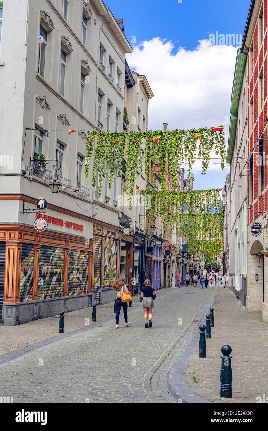 Bruxelles, Belgio - 20 luglio 2020: Persone che camminano attraverso una strada storica nel centro storico di Bruxelles Foto Stock