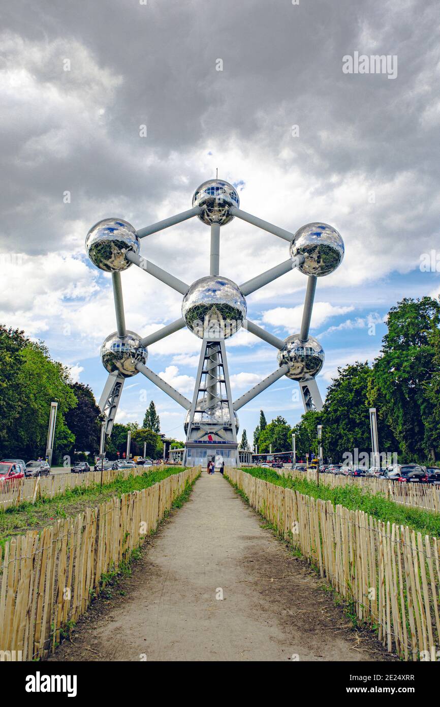 Bruxelles, Belgio - 20 luglio 2020: Atomium è un modello di atomo di ferro alto 102 metri, originariamente costruito per l'Expo '58. Foto Stock