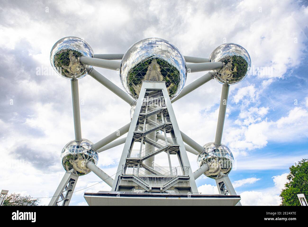 Bruxelles, Belgio - 20 luglio 2020: Atomium è un modello di atomo di ferro alto 102 metri, originariamente costruito per l'Expo '58. Foto Stock