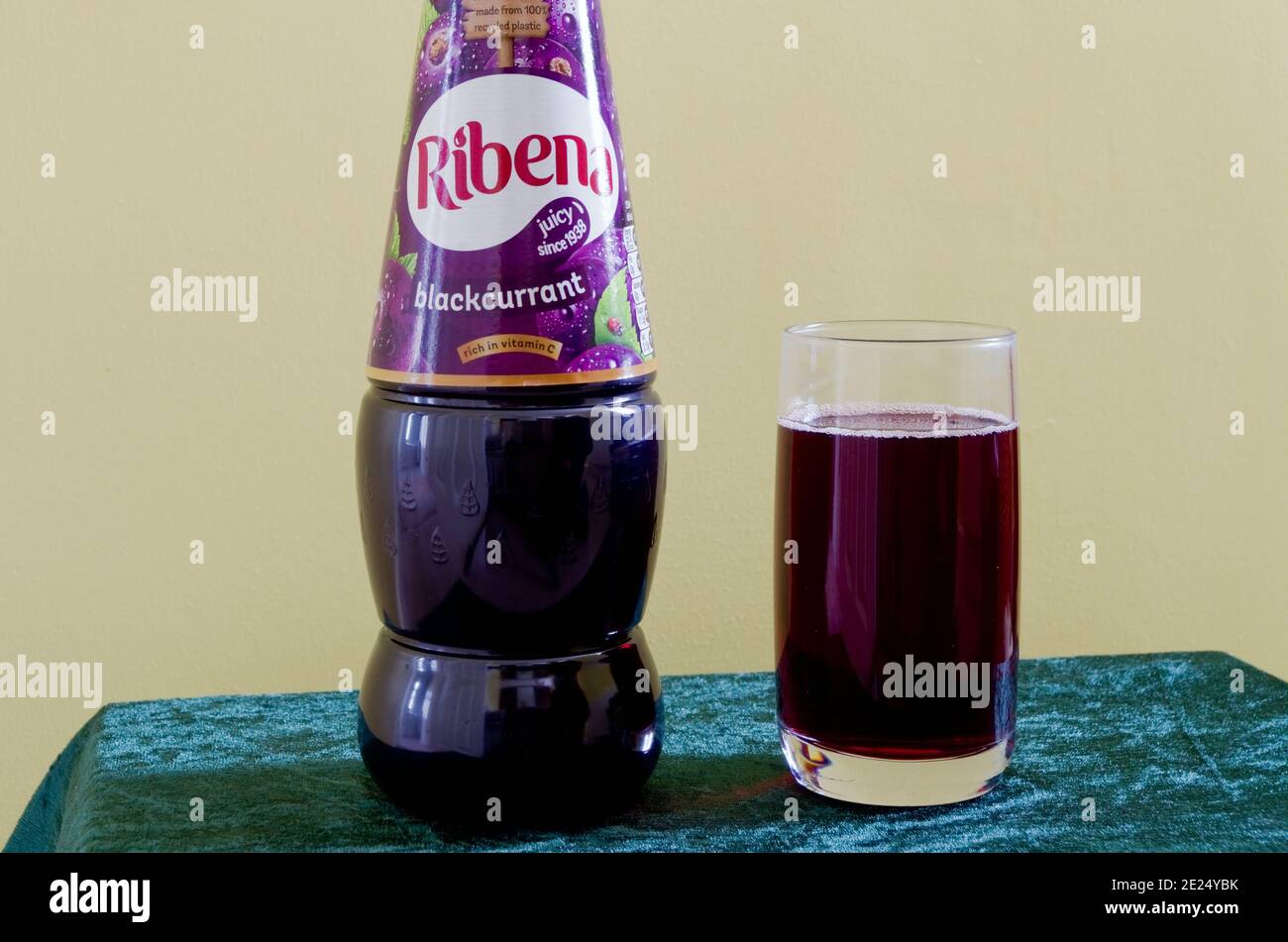 Bottiglia e bicchiere di ribena Blackcurrant Concentrated Cordial Squash drink, UK Foto Stock