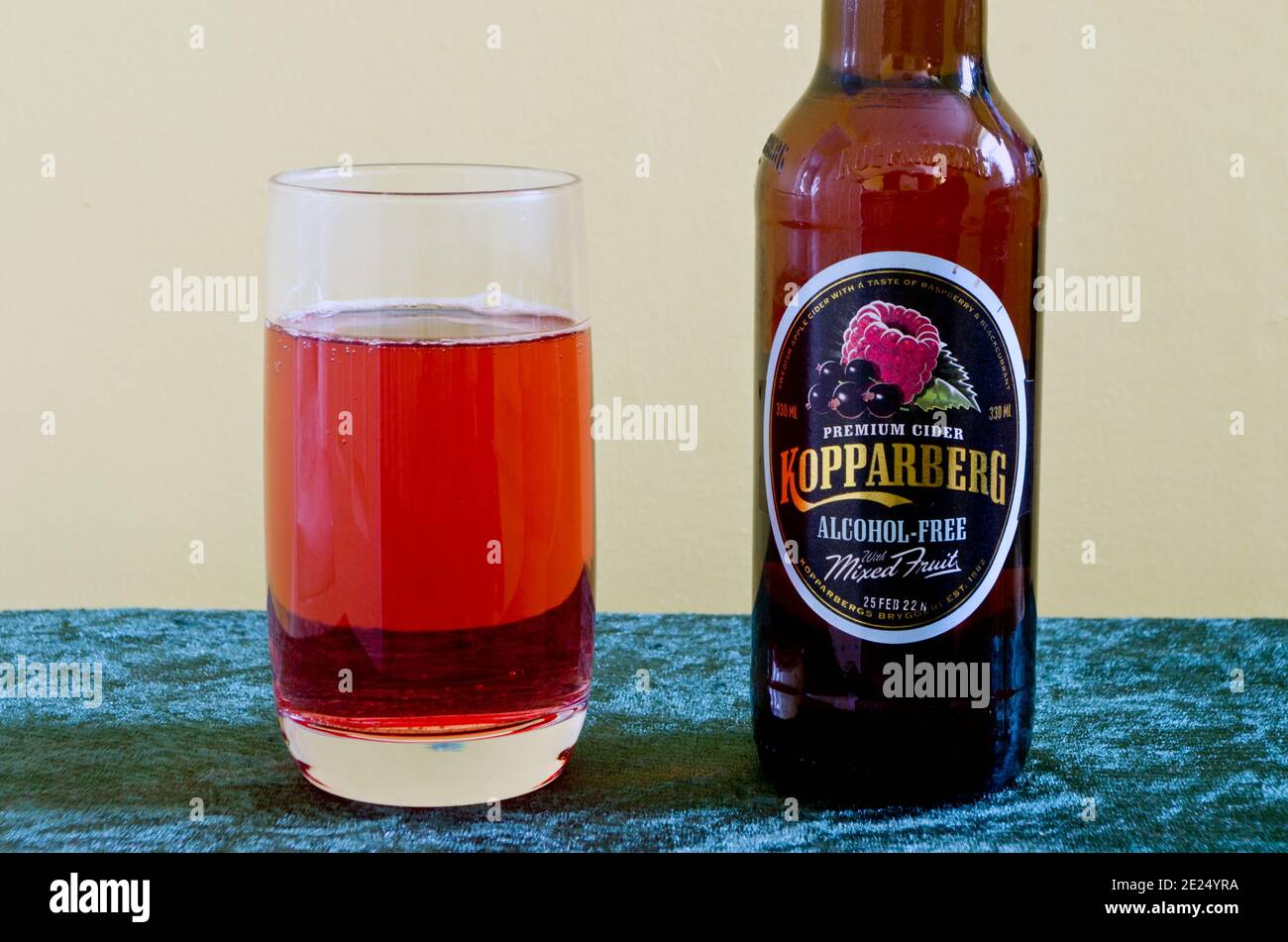 Bottiglia e bicchiere di Kopparberg senza alcool, frutta mista Premium Sidro Foto Stock
