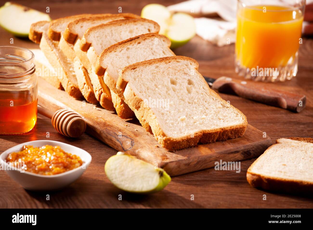 Fette di pane a fette per colazione con marmellata e succo di frutta Foto Stock