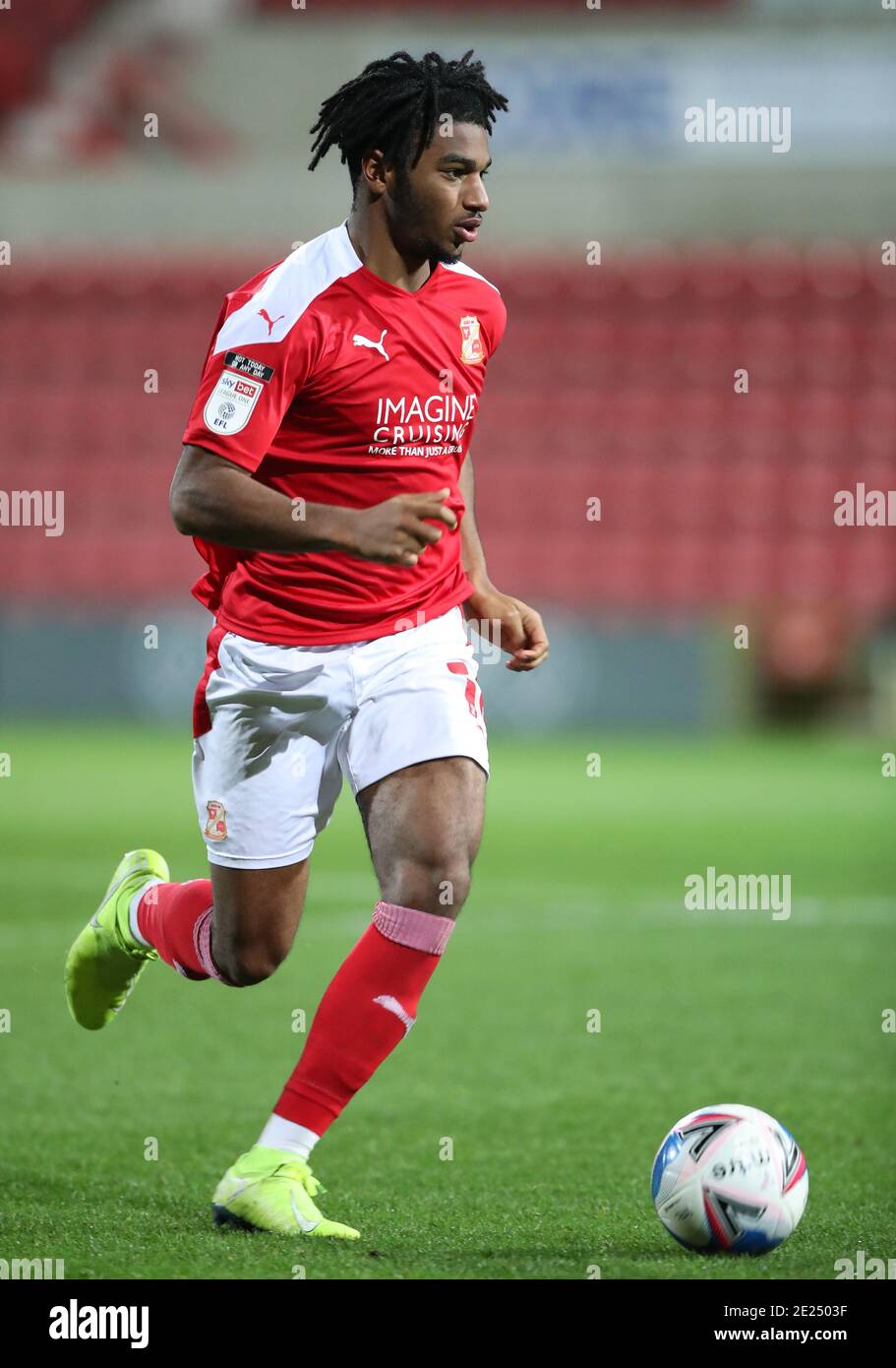 Swindon Town's Akinwale Odimayo durante la partita Sky Bet League uno al Energy Check County Ground, Swindon. Foto Stock