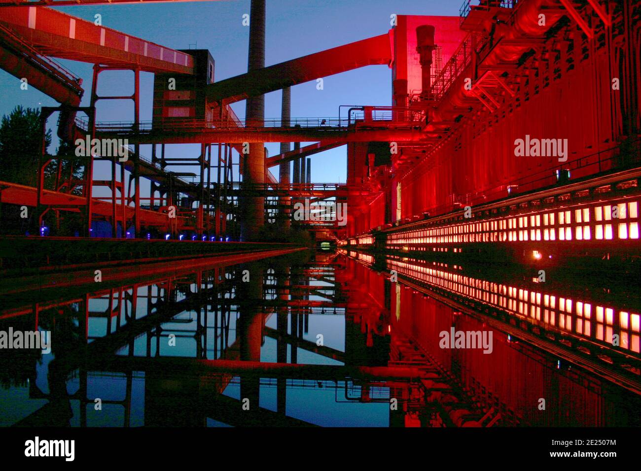 ESSEN, GERMANIA - Jan 01, 2021: Zeche Zollverein illuminiert bei Nacht, Welterbe Zollveren in Essen / NRW / Germania Foto Stock