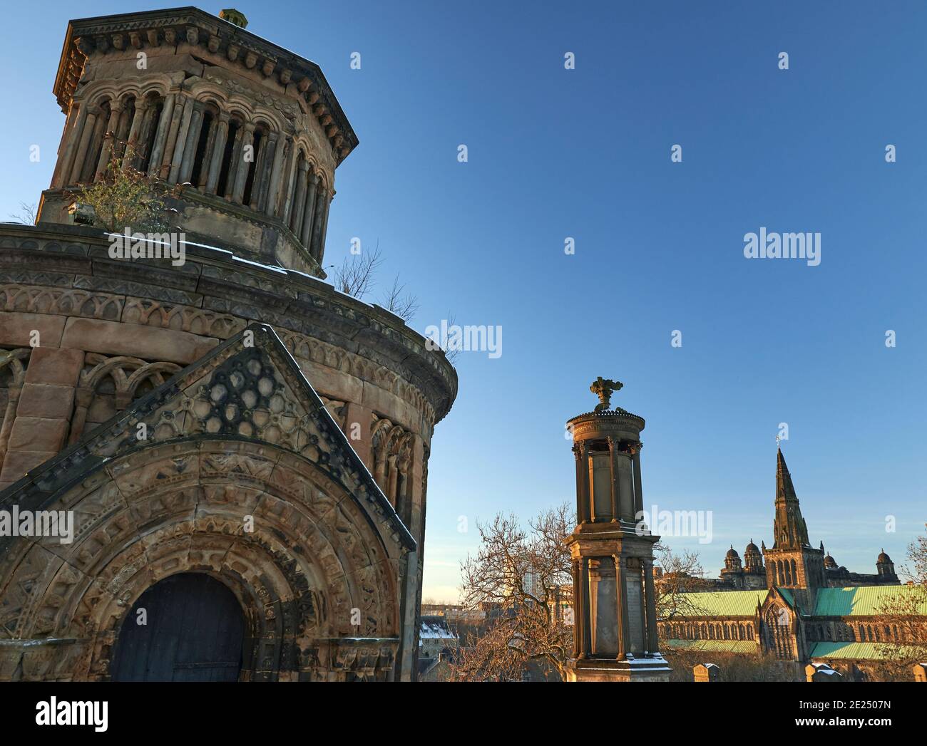 Il Mausoleo Monteathsanitory nella Necropoli di Glasgow su una bella giorno degli inverni innevati Foto Stock