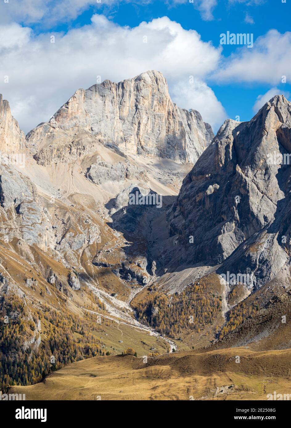 Marmolada da Val Contrin in Val di Fassa. La catena montuosa della Marmolada nelle Dolomiti del Trentino. Le Dolomiti fanno parte dell'eredità mondiale dell'UNESCO Foto Stock