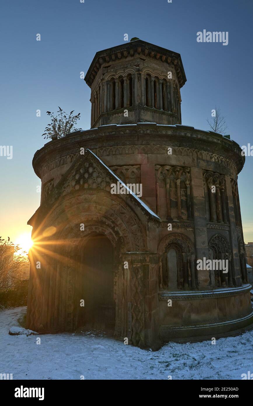 Il Mausoleo di Monteath nella Necropoli di Glasgow su una bella giorno degli inverni innevati Foto Stock