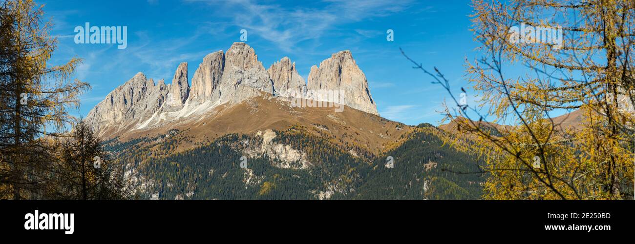 Vista di Langkofel (Sasso lungo) dalla Val Contrin nella catena montuosa della Marmolada nelle Dolomiti. Le Dolomiti fanno parte del patrimonio mondiale dell'UNESCO. E Foto Stock