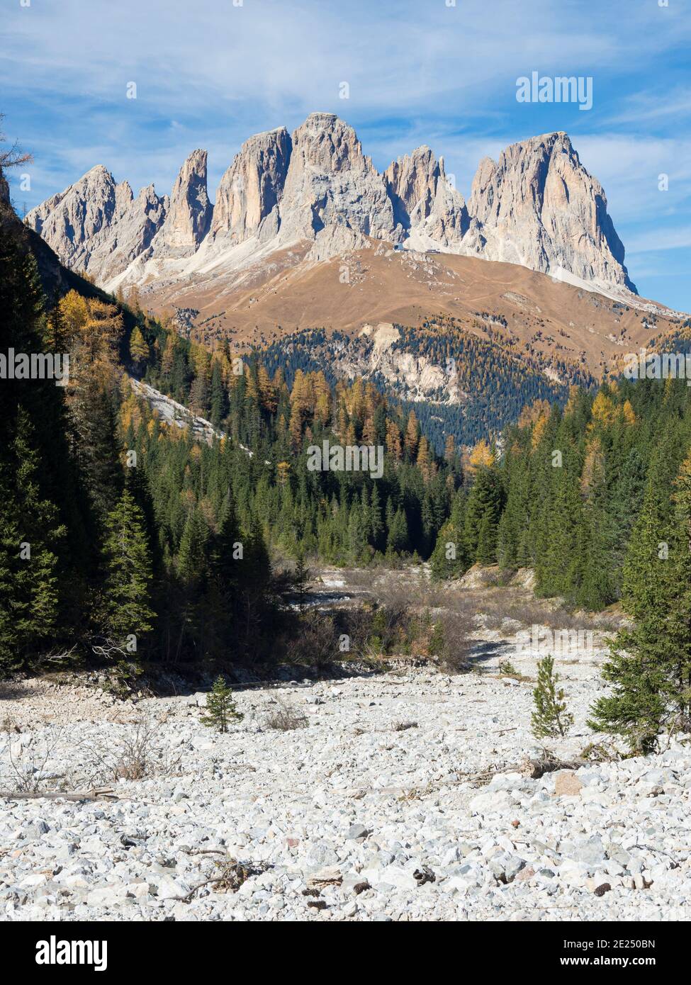 Vista di Langkofel (Sasso lungo) dalla Val Contrin nella catena montuosa della Marmolada nelle Dolomiti. Le Dolomiti fanno parte del patrimonio mondiale dell'UNESCO. E Foto Stock