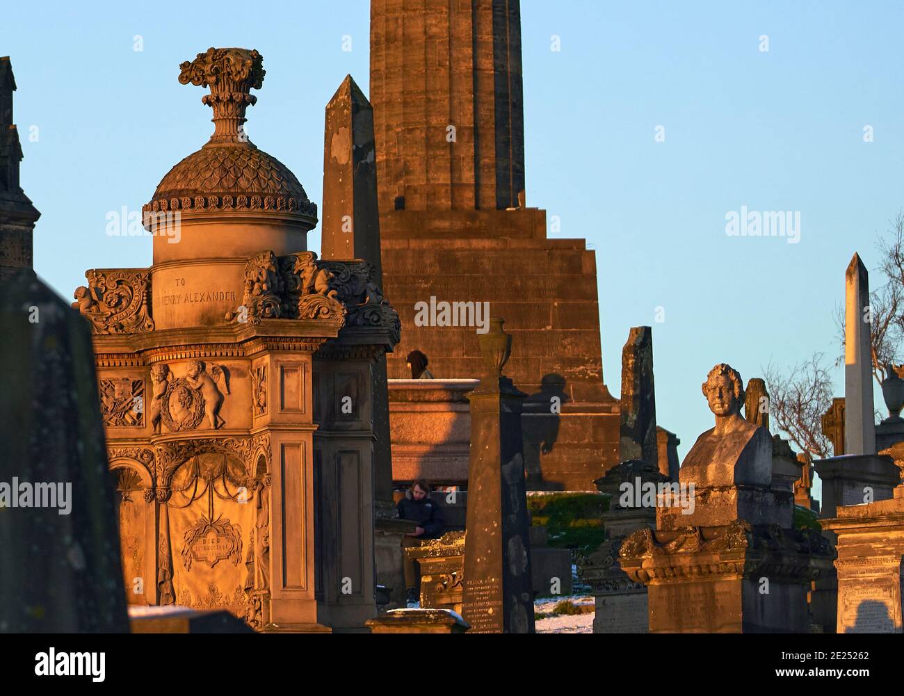 Primo piano di un gruppo di lapidi e monumenti sono saliti in un giorno di inverni innevati nella necropoli di Glasgow. Foto Stock