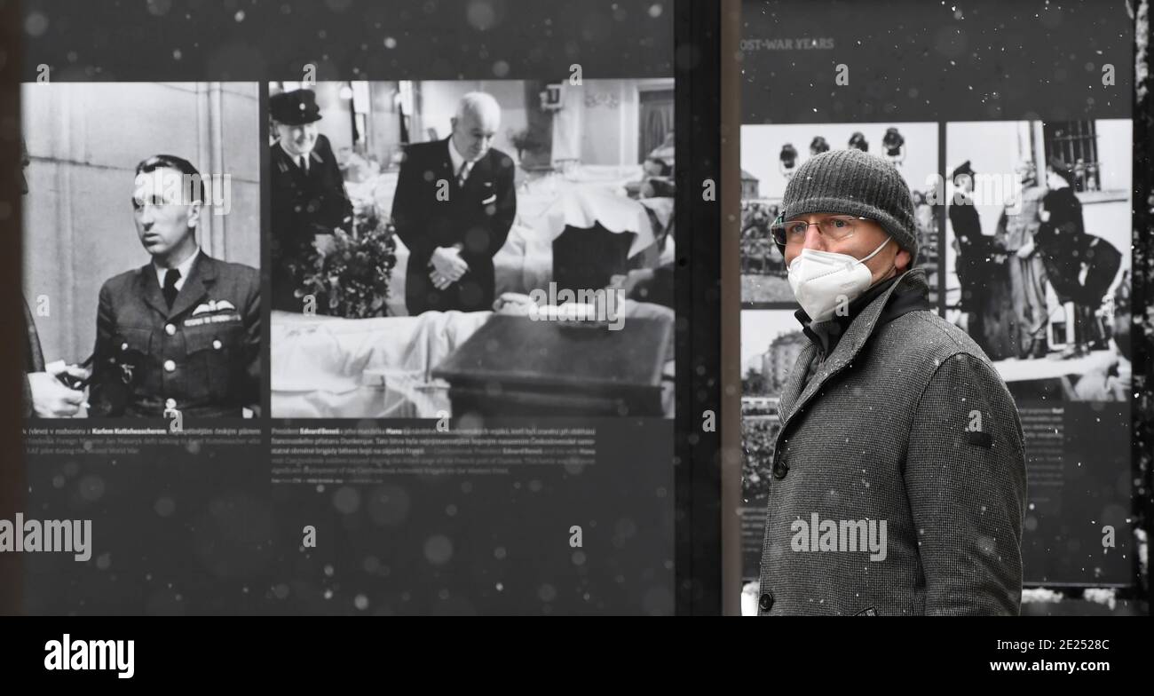 Praga, Repubblica Ceca. 12 gennaio 2021. La mostra 'momenti indesiderabili' che esplora il tema della manipolazione e della censura nel fotogiornalismo che CTK mette in evidenza il fenomeno della manipolazione fotografica, a Praga, Repubblica Ceca, il 12 gennaio 2021. Credit: Michal Krumphanzl/CTK Photo/Alamy Live News Foto Stock