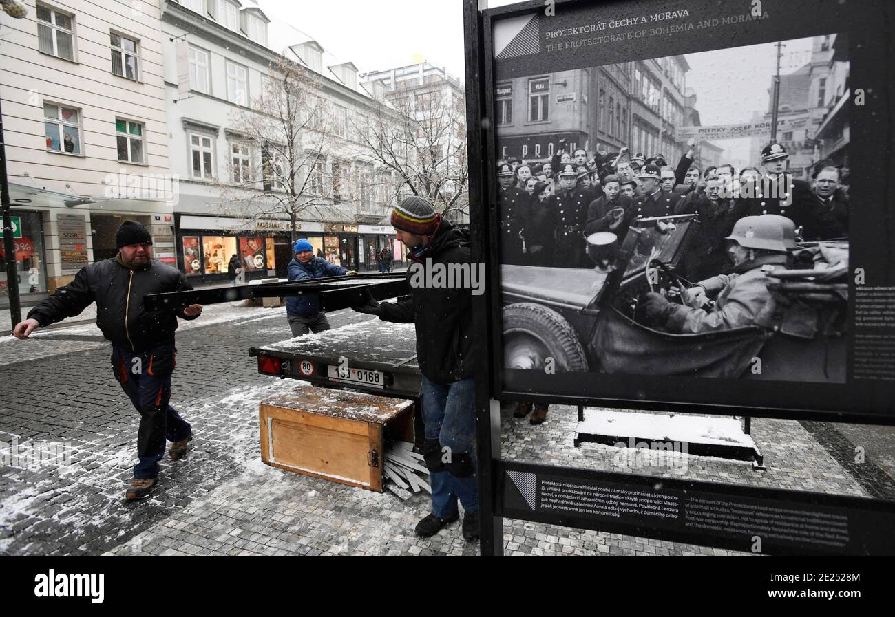 Praga, Repubblica Ceca. 12 gennaio 2021. Installazione della mostra 'momenti indesiderabili', esplorando il tema della manipolazione e della censura nel fotogiornalismo che CTK mette in evidenza il fenomeno della manipolazione fotografica, a Praga, Repubblica Ceca, il 12 gennaio 2021. Credit: Michal Krumphanzl/CTK Photo/Alamy Live News Foto Stock