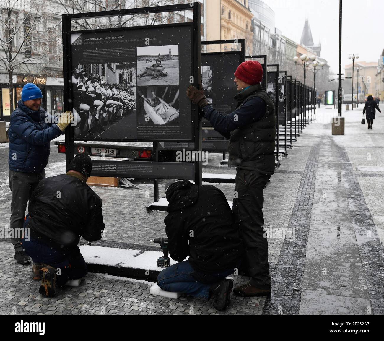 Praga, Repubblica Ceca. 12 gennaio 2021. Installazione della mostra 'momenti indesiderabili', esplorando il tema della manipolazione e della censura nel fotogiornalismo che CTK mette in evidenza il fenomeno della manipolazione fotografica, a Praga, Repubblica Ceca, il 12 gennaio 2021. Credit: Michal Krumphanzl/CTK Photo/Alamy Live News Foto Stock