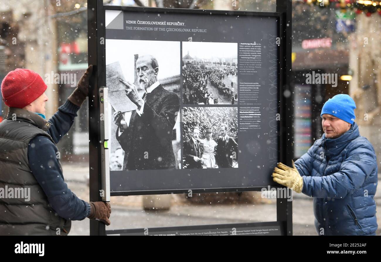 Praga, Repubblica Ceca. 12 gennaio 2021. Installazione della mostra 'momenti indesiderabili', esplorando il tema della manipolazione e della censura nel fotogiornalismo che CTK mette in evidenza il fenomeno della manipolazione fotografica, a Praga, Repubblica Ceca, il 12 gennaio 2021. Credit: Michal Krumphanzl/CTK Photo/Alamy Live News Foto Stock