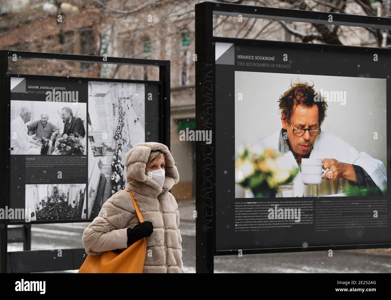 Praga, Repubblica Ceca. 12 gennaio 2021. La mostra 'momenti indesiderabili' che esplora il tema della manipolazione e della censura nel fotogiornalismo che CTK mette in evidenza il fenomeno della manipolazione fotografica, a Praga, Repubblica Ceca, il 12 gennaio 2021. Credit: Michal Krumphanzl/CTK Photo/Alamy Live News Foto Stock