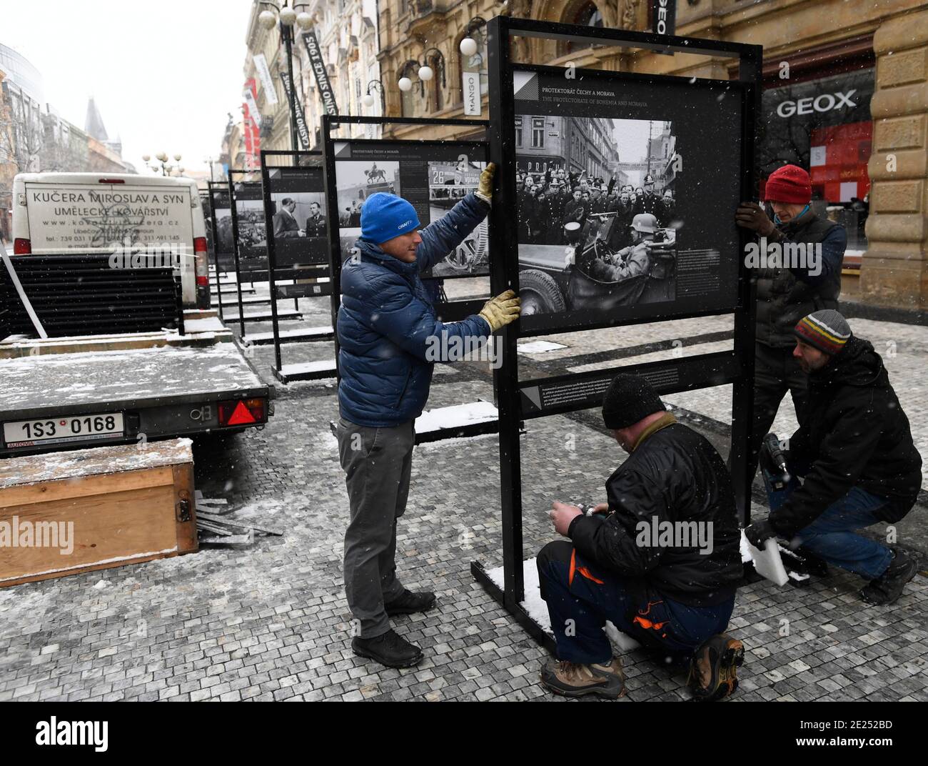 Praga, Repubblica Ceca. 12 gennaio 2021. Installazione della mostra 'momenti indesiderabili', esplorando il tema della manipolazione e della censura nel fotogiornalismo che CTK mette in evidenza il fenomeno della manipolazione fotografica, a Praga, Repubblica Ceca, il 12 gennaio 2021. Credit: Michal Krumphanzl/CTK Photo/Alamy Live News Foto Stock