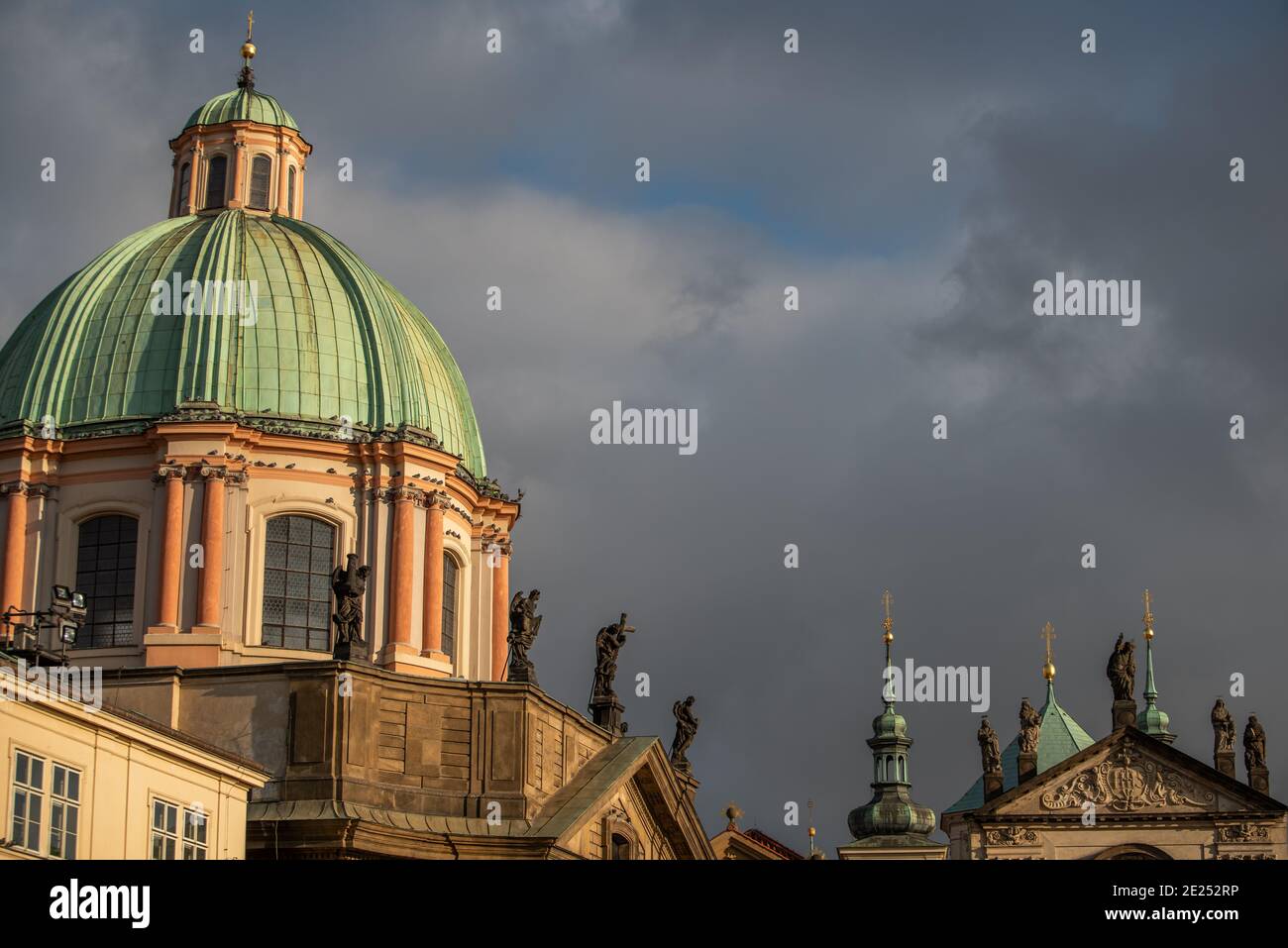 Praga, Repubblica Ceca. 01-11-2021. Chiesa e statue vicino alla statua di Re Carlo IV su Piazza della Croce, vicino al Ponte Carlo a Praga. Foto Stock