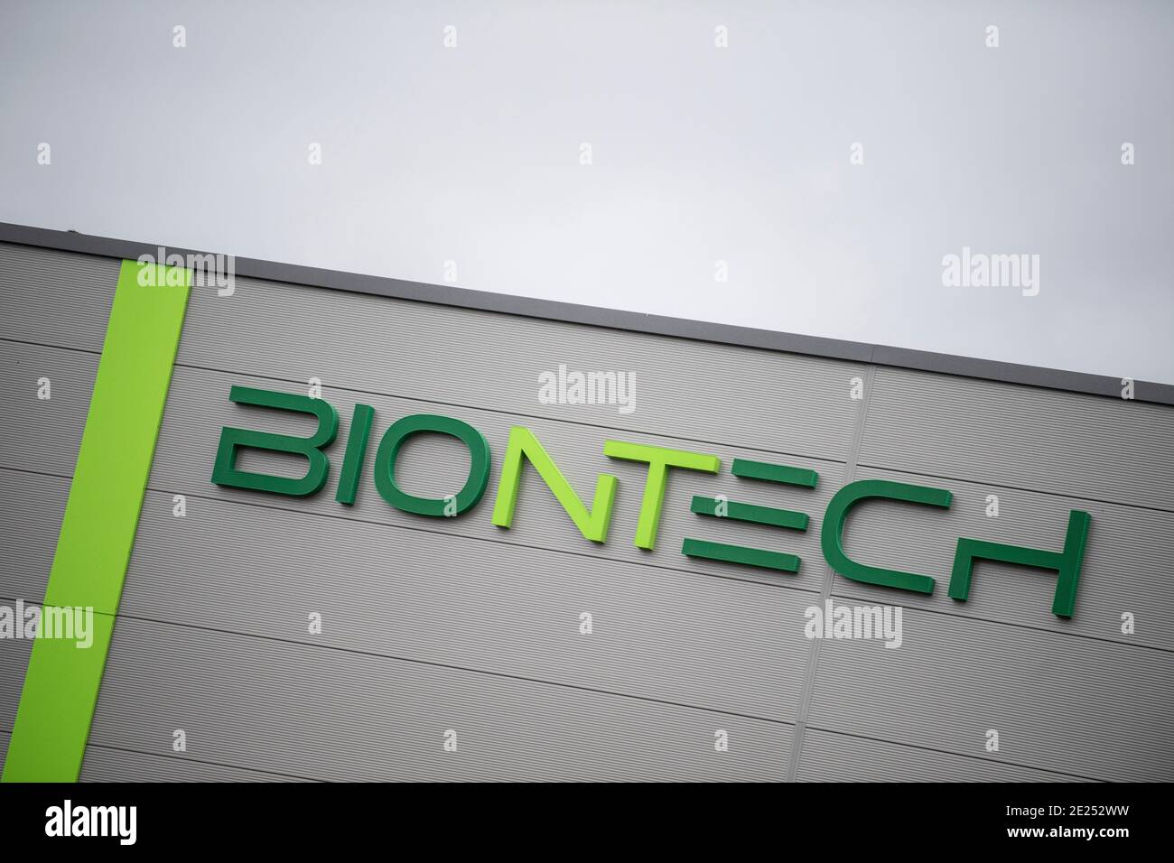 Magonza, Germania. 12 gennaio 2021. Il logo e la scritta dell'azienda Biontech si trovano sulla façade di un nuovo edificio in un parco industriale a Magonza che non è ancora completamente finito. Il vaccino corona di Biontech e il suo partner statunitense Pfizer è attualmente in forte domanda in tutto il mondo. Credit: Boris Roessler/dpa/Alamy Live News Foto Stock