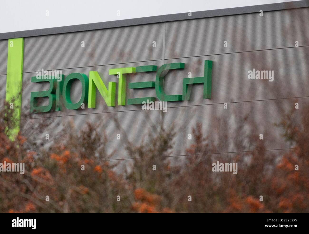Magonza, Germania. 12 gennaio 2021. Il logo e la scritta dell'azienda Biontech si trovano sulla façade di un nuovo edificio in un parco industriale a Magonza che non è ancora completamente finito. Il vaccino corona di Biontech e il suo partner statunitense Pfizer è attualmente in forte domanda in tutto il mondo. Credit: Boris Roessler/dpa/Alamy Live News Foto Stock