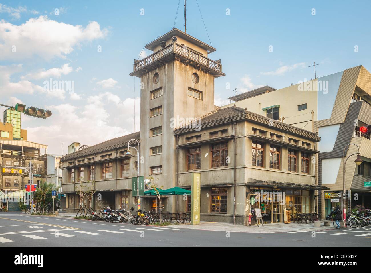 12 gennaio 2021: Libreria Elite e filiale di Starbucks Huwei, è stato un complesso edificio per la polizia e la stazione dei vigili del fuoco, e l'edificio degli uffici governativi Foto Stock