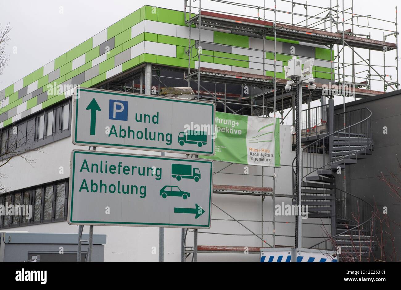 Magonza, Germania. 12 gennaio 2021. Ancora non del tutto finito è un nuovo edificio della società Biontech in una zona industriale di Magonza. Di fronte sono presenti cartelli con frecce per la raccolta e la consegna. Il vaccino corona di Biontech e il suo partner statunitense Pfizer è attualmente in forte domanda in tutto il mondo. Credit: Boris Roessler/dpa/Alamy Live News Foto Stock