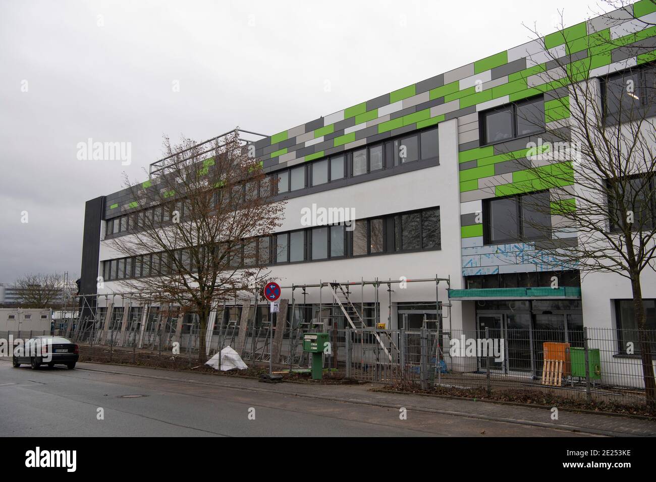 Magonza, Germania. 12 gennaio 2021. Un nuovo edificio dell'azienda Biontech in un parco industriale di Magonza non è ancora finito. Il vaccino corona di Biontech e il suo partner statunitense Pfizer è attualmente in forte domanda in tutto il mondo. Credit: Boris Roessler/dpa/Alamy Live News Foto Stock