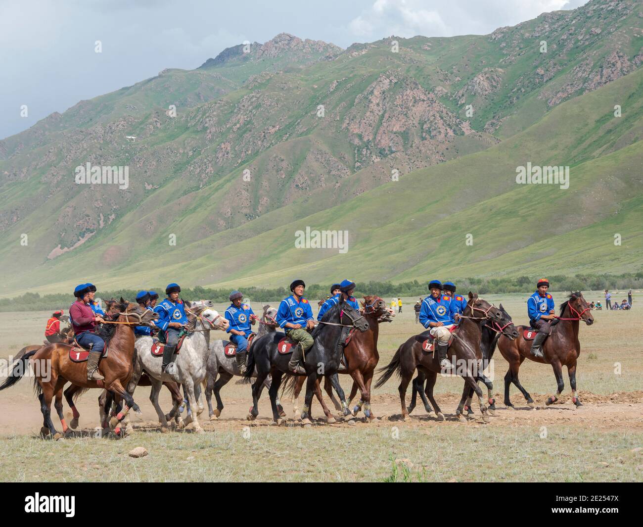 Saluto all'inizio di una partita. Kok Boru (Buzkashi), sport di squadra tradizionale equestre. Festival sulla pianura di Suusamyr in ricordo di Koshkomu Foto Stock