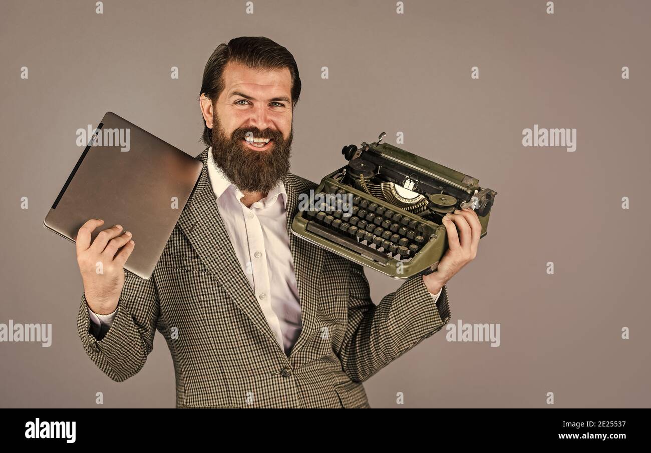 meccanico vs digitale. scrittore scrive con macchina da scrivere e laptop.  uomo bearded in giacca con scrittore di tipo retrò. nuova tecnologia nella  vita moderna. Uomo che lavora su macchina da scrivere