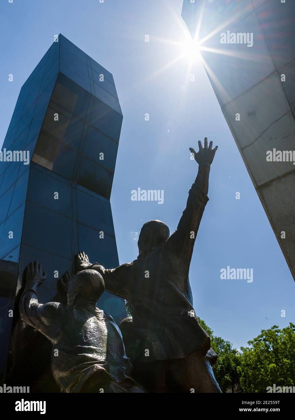 Monumento commemorativo dei morti della rivoluzione (scultore S. Adiev) la capitale Bishkek situato ai piedi di Tien Shan. Asia, asia centrale, K. Foto Stock