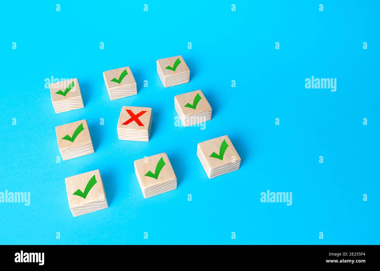 La croce rossa disturba l'ordine della struttura del blocco. Violazione dei termini del contratto, risoluzione della trattativa. Ostacoli artificiali alla corruzione burocratica. Errore c Foto Stock