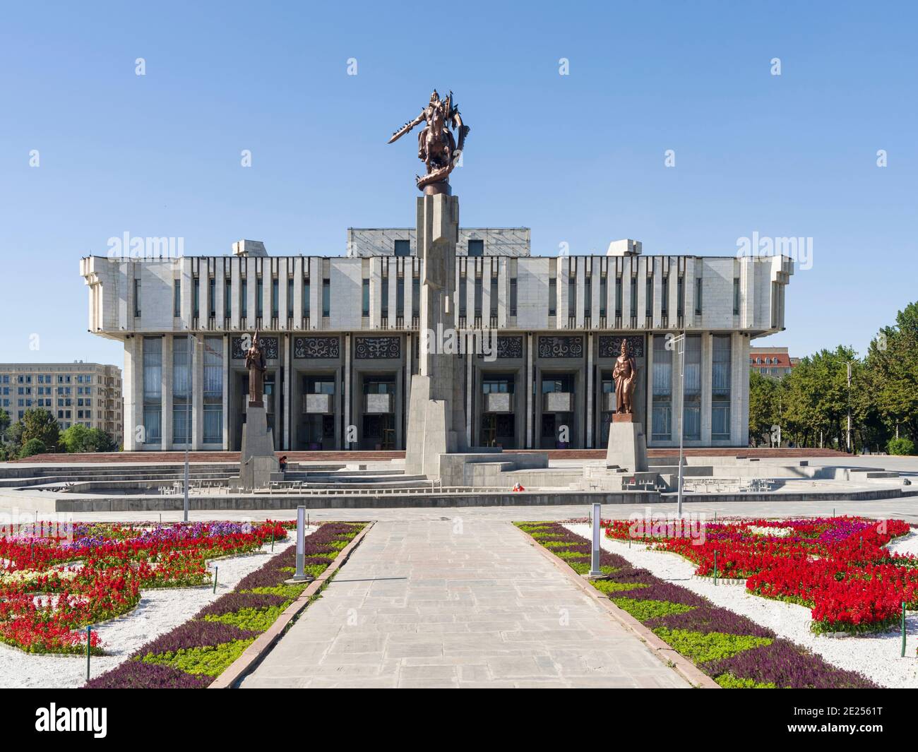 Philharmonics Toktogul, un monumento Manas in primo piano. La capitale Bishkek . Asia, Asia centrale, Kirghizistan Foto Stock