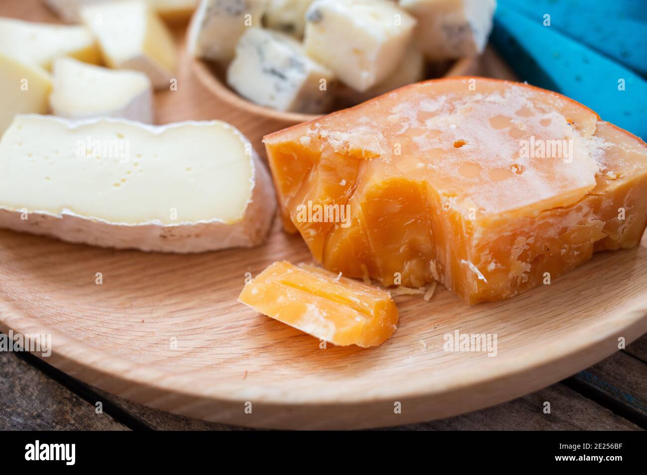 Immagine ravvicinata di diversi formaggi a bordo Foto Stock