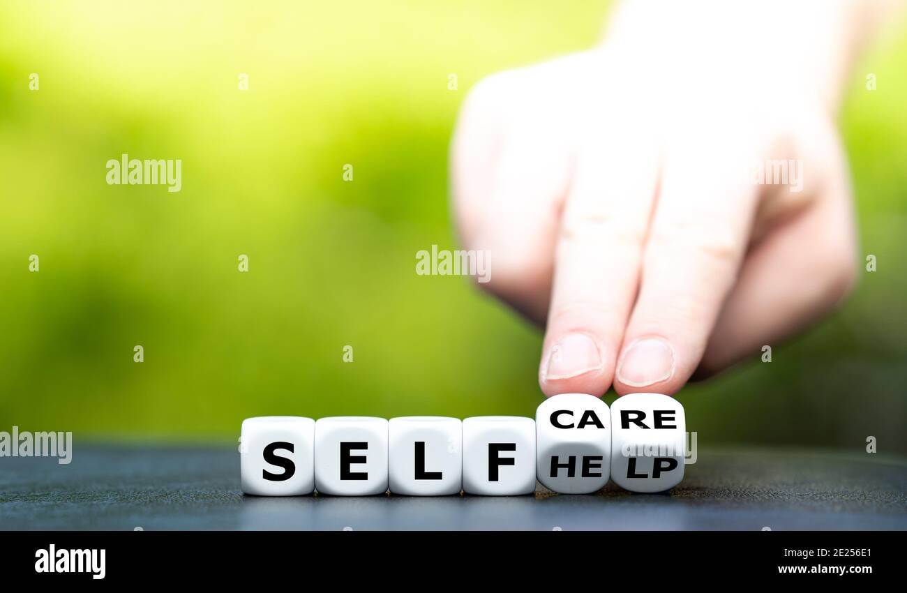 I dadi formano le esclamazioni 'self-help' e 'self-care'. Foto Stock I dadi formano le esclamazioni 'self-help' e 'self-care'. Foto Stock