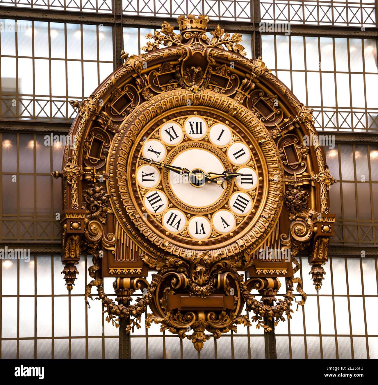 Orologio d'oro del museo D'Orsay a Parigi, Francia. Il Musee d'Orsay ospita  la più grande collezione di dipinti impressionisti e post-impressionisti  del mondo Foto stock - Alamy