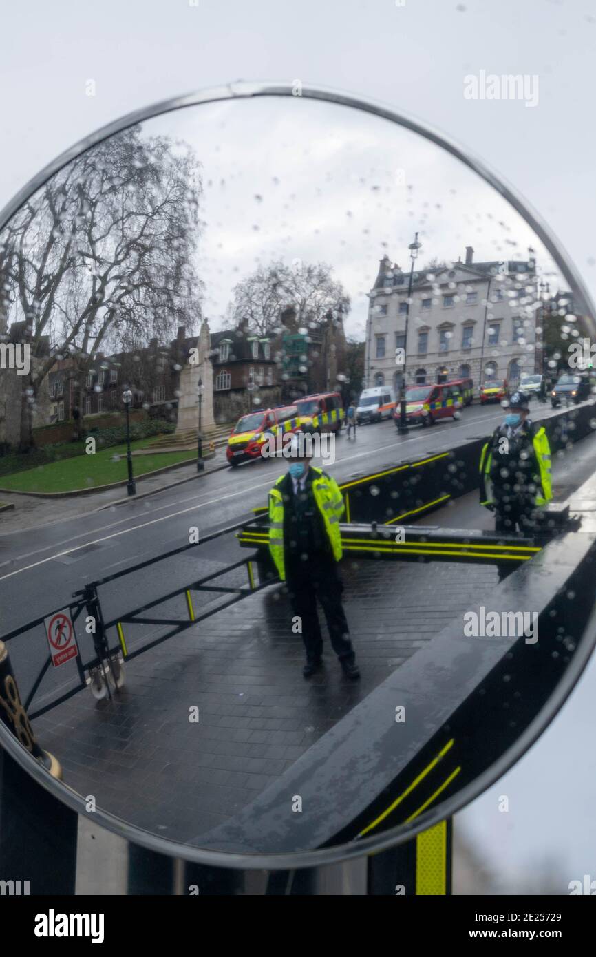 London UK Police officers che sorvegliano la House of Commons, visto in uno specchio di sicurezza Foto Stock