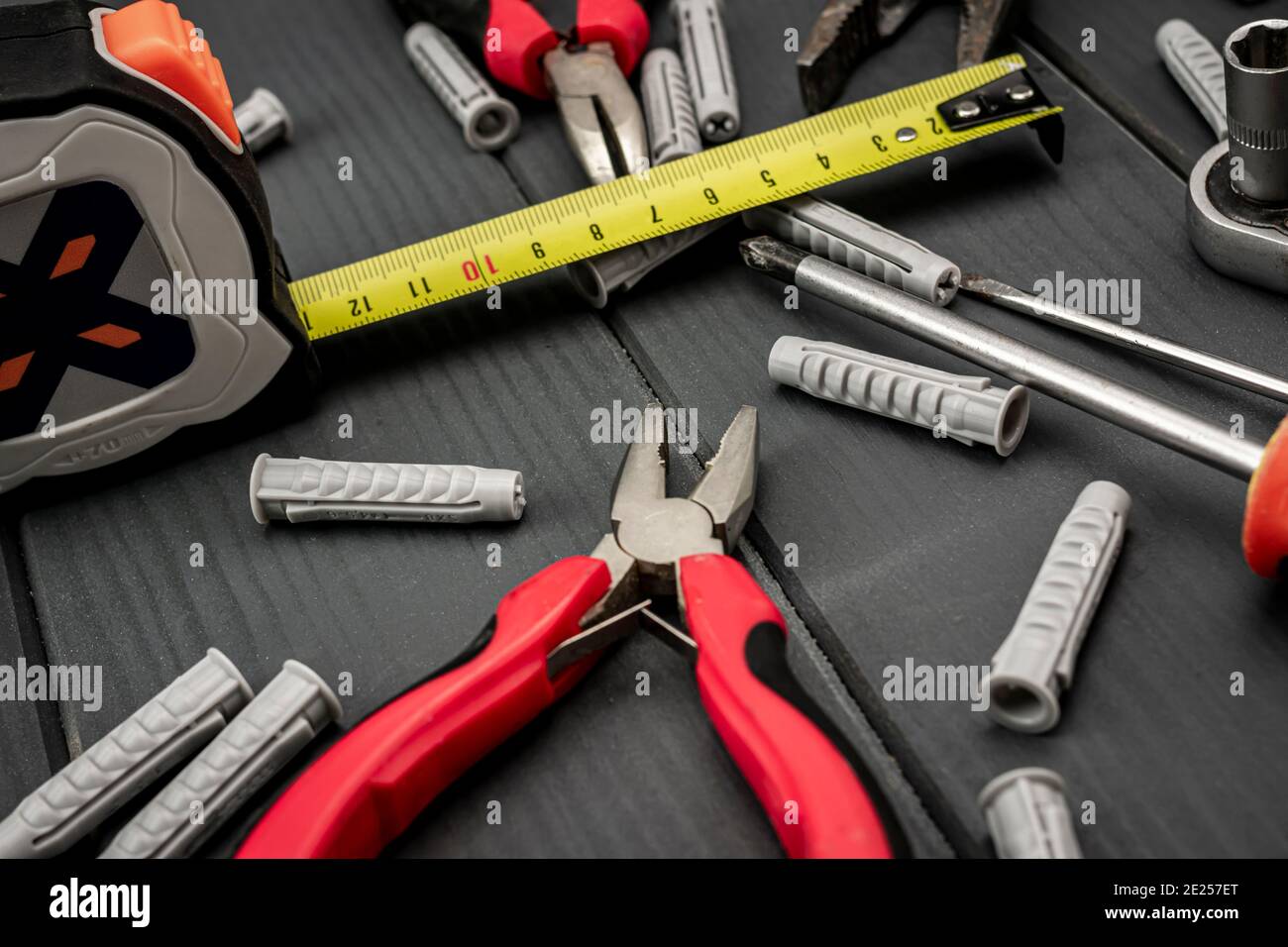 Kit di riparazione. Tappi in nylon, pinze, cacciaviti e flessometro Foto Stock