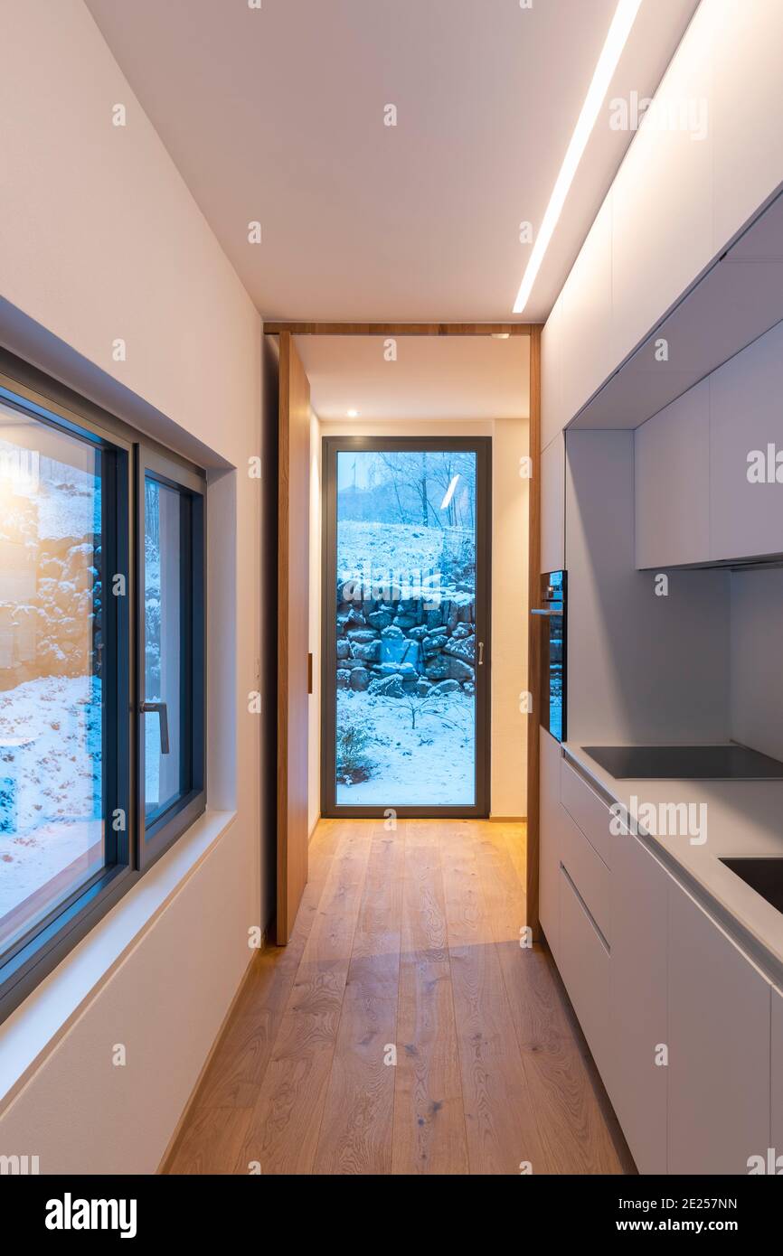 Dettaglio corridoio bianco cucina moderna con finestre di vista sulla  natura e sulla neve. Nessuno dentro Foto stock - Alamy