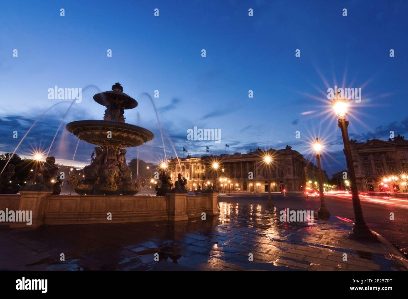 Fontana su Place de la Concorde a Parigi, Francia di notte Foto Stock
