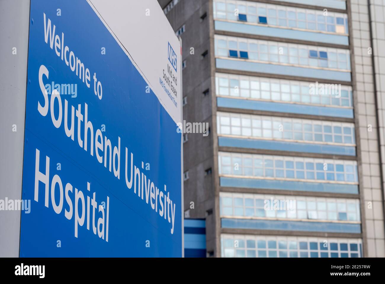 Southend University Hospital, Essex, Regno Unito. 12 gennaio 2021. È stato annunciato che il Southend University Hospital soffre di una carenza di ossigeno a causa del numero di pazienti COVID nelle sue cure. È stato affermato che i pazienti in ambulanze che richiedono ossigeno vengono deviati all'ospedale di Basildon, sebbene il Mid and South Essex Hospitals Trust, che gestisce l'ospedale, abbia dichiarato di "lavorare per gestire" la situazione e di non aver commentato quando viene chiesto di deviare i pazienti Southend fino al Basildon Hospital Foto Stock